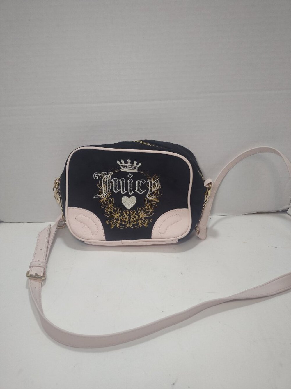 Juicy Couture Heritage Crown Camera Bag Black Velour Pink Trim Crossbody #108833